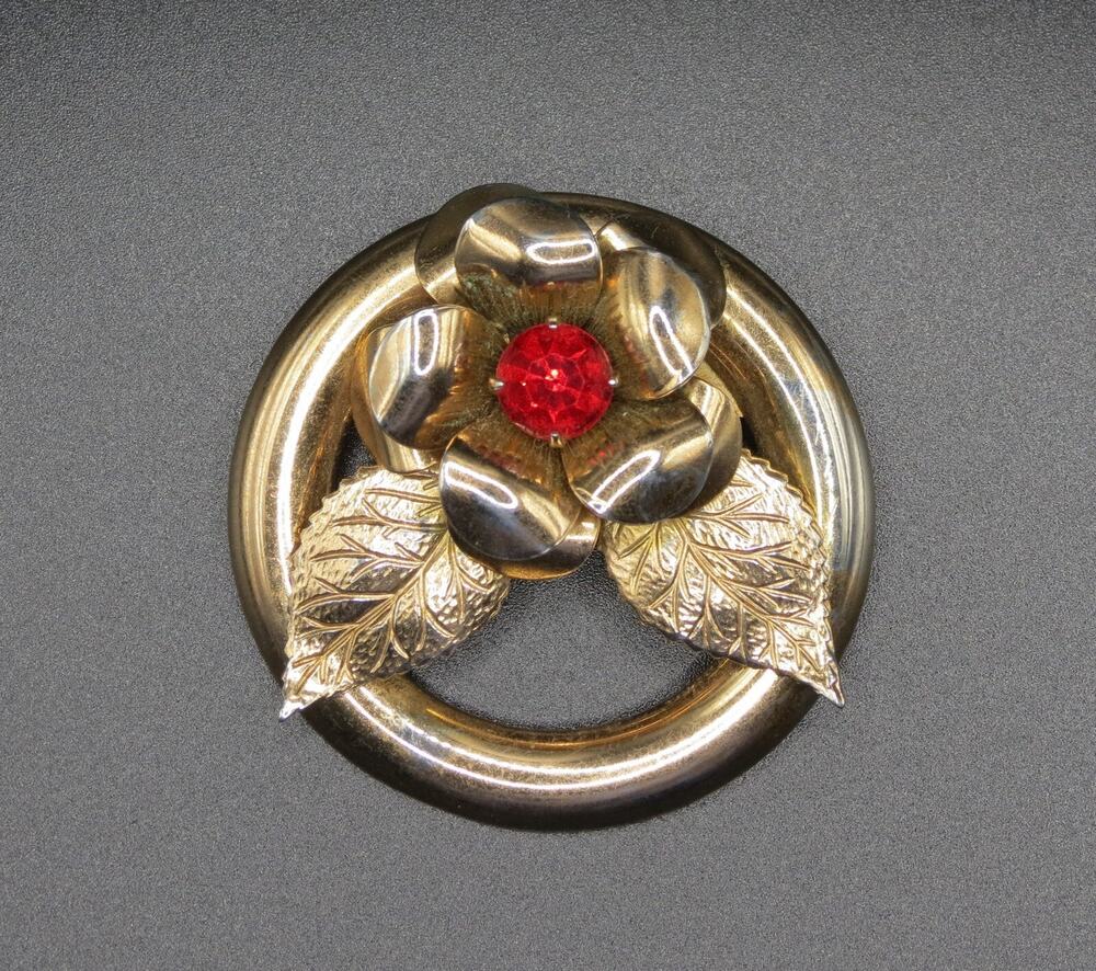 Vintage Textured Gold Tone Red Rhinestone Flower Circle Brooch/Pin